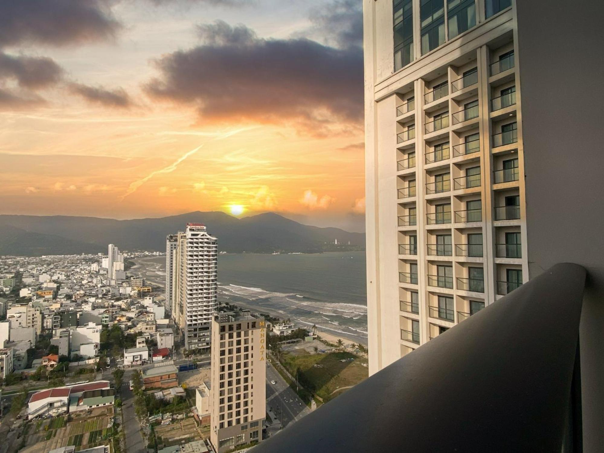 Luxury Apartment - Rooftop Swimming Pool - Beach Front - Hinata Apartment 다낭 외부 사진