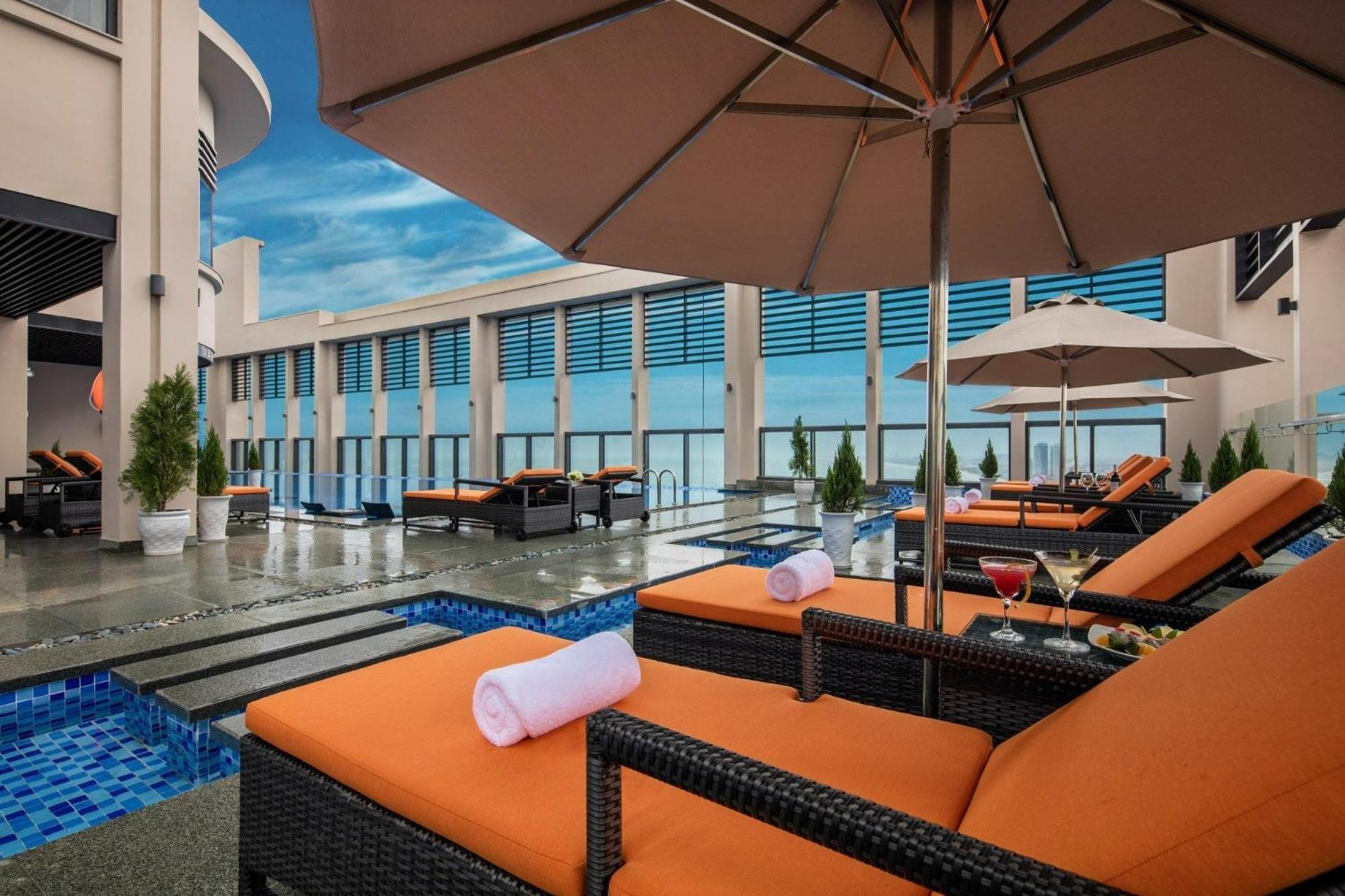 Luxury Apartment - Rooftop Swimming Pool - Beach Front - Hinata Apartment 다낭 외부 사진